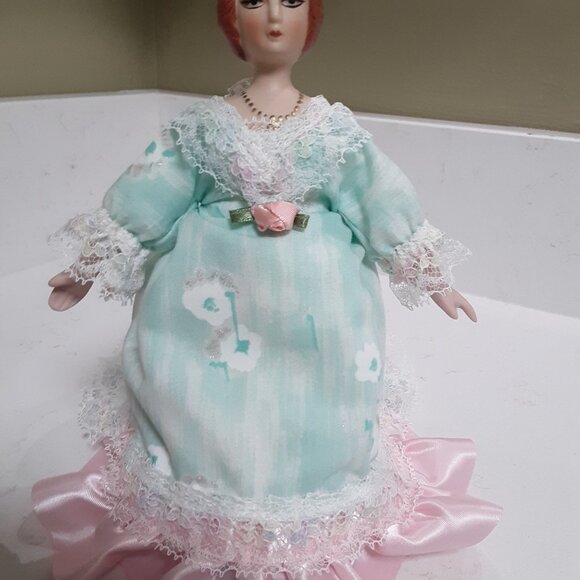 4 Vintage 9" Dolls - Lovely ladies with Stand - Picture 5 of 7